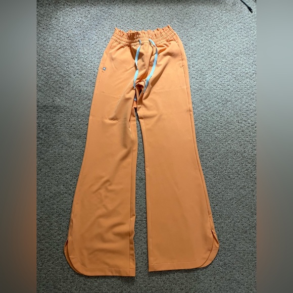 women’s figs shaka orange scrub set - Picture 2 of 11